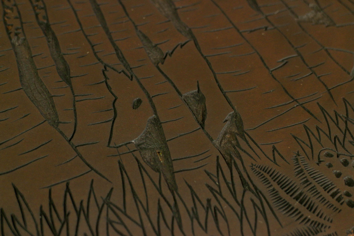 Photographie d'un détail de la plaque de linoleum gravée représentant l'illustration du loup caché (...)