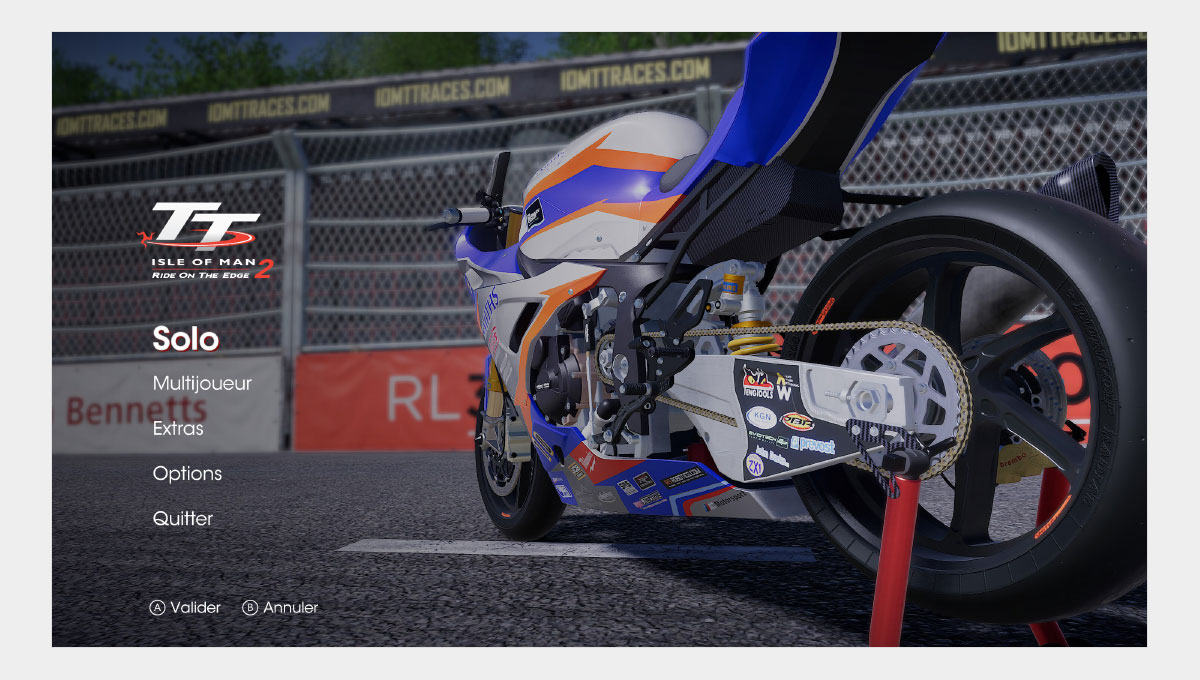 Capture d'écran du menu principal de Tourist Trophy 2 avec une moto en 3D en arrière-plan